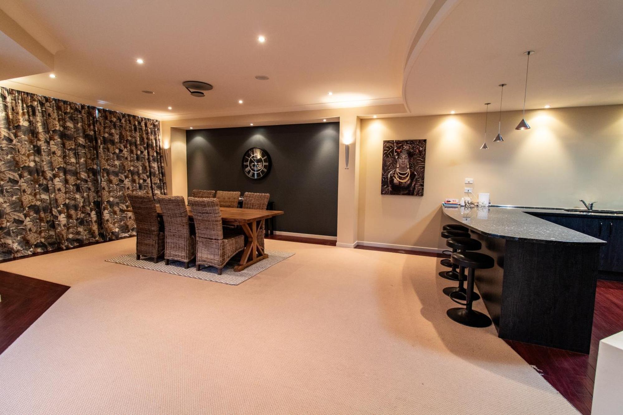 Large Luxury Apartment Located Right In Town Taupo Zewnętrze zdjęcie