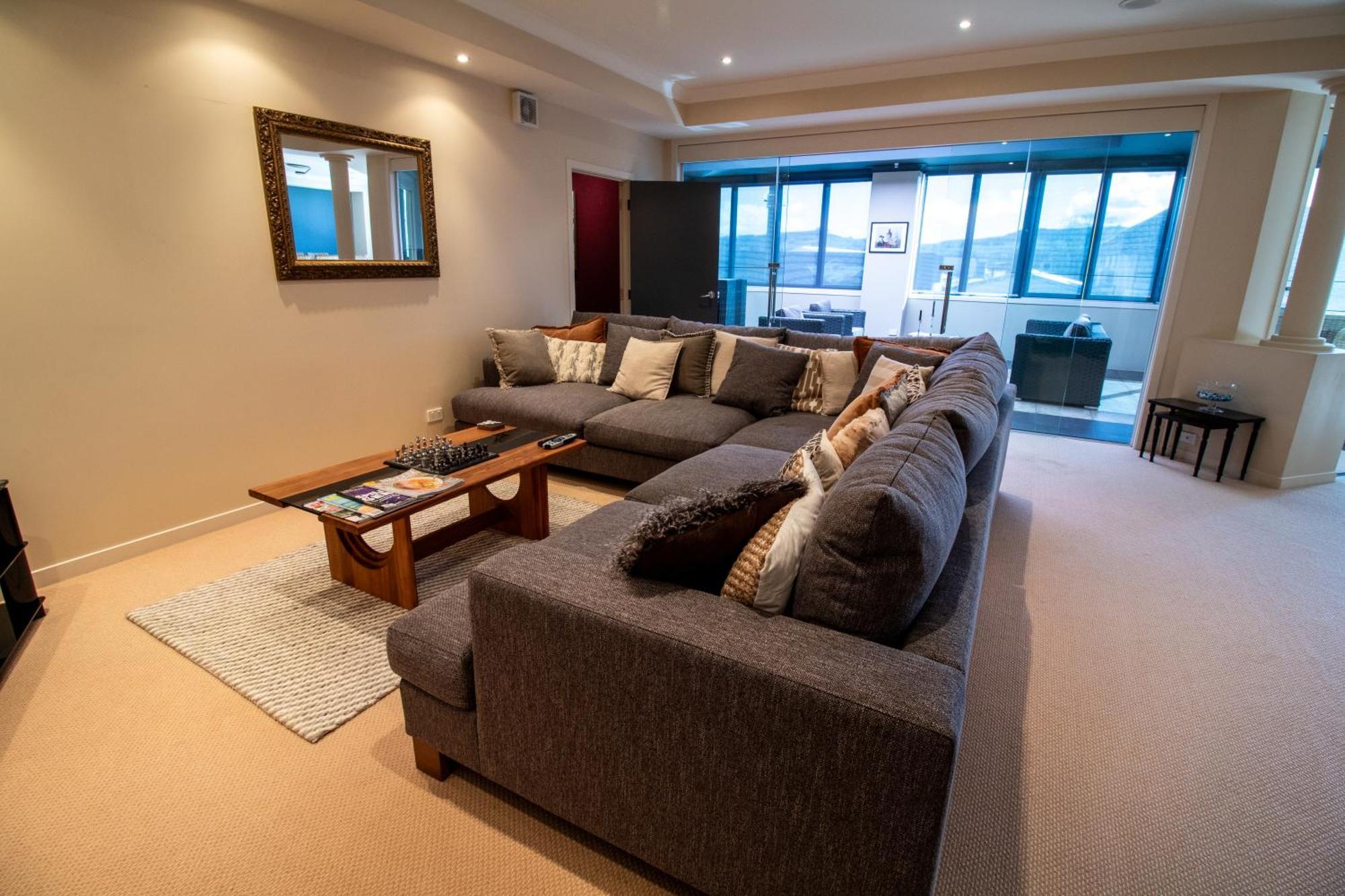 Large Luxury Apartment Located Right In Town Taupo Zewnętrze zdjęcie