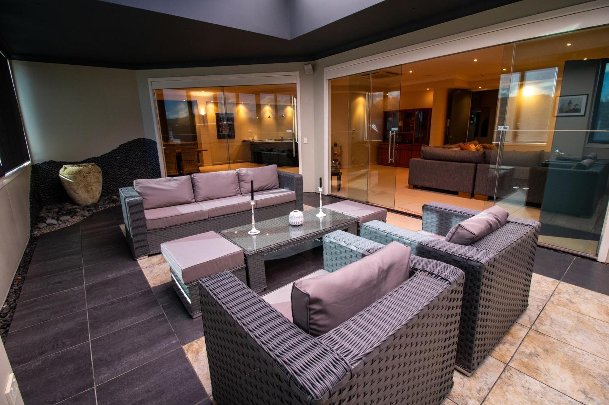 Large Luxury Apartment Located Right In Town Taupo Zewnętrze zdjęcie